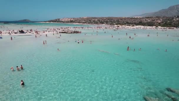 Wunderschöne Luftaufnahme Des Strandes Von Elafonisi Mit Vielen Touristen Sommerferienkonzept — Stockvideo