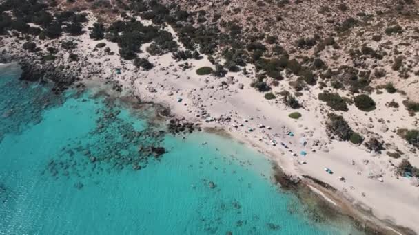 Malebná Skalnatá Divoká Pláž Kedrodasos Poblíž Známého Elafonisi Nádherné Drone — Stock video