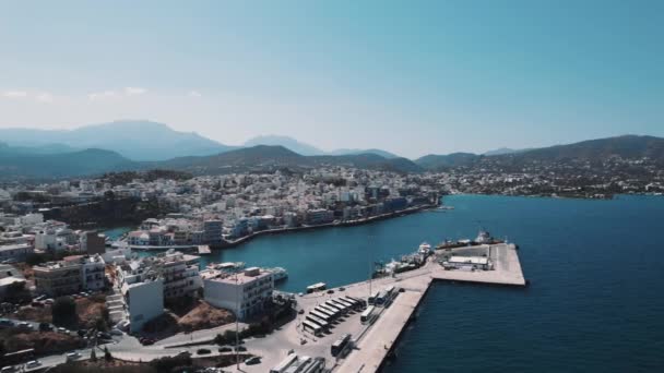 Slow Motion Flygbild Agios Nikolaos Den Grekiska Kreta Drönaren Cirklar — Stockvideo