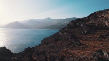 Yunanistan 'ın Plakias plajı yakınlarındaki dik dağ yamaçlarındaki Aegan denizi manzarası, Notio Kritiko Pelagos. Yüksek kalite 4k görüntü