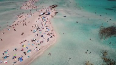 Yunanistan 'ın Girit kentindeki Pembe Kum Elafonissi ile güzel turkuaz plajların insansız hava aracı görüntüleri. Yüksek kalite 4k görüntü
