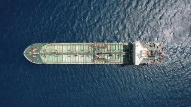 İnsansız hava aracı Yunanistan 'ın Girit kentindeki büyük kargo gemisine tepeden bakıyor. Yüksek kalite 4k görüntü
