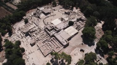 Minos Knossos Sarayı, insansız hava aracı manzaralı. Girit 'teki en büyük Bronz Çağı arkeoloji sahası ve Minos medeniyet ve kültürünün törensel ve siyasi merkezi. Yüksek kalite 4k görüntü