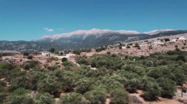 Lefka Ori Beyaz Dağları insansız hava aracı panoramik görüntüsü, Girit. Yüksek kalite 4k görüntü