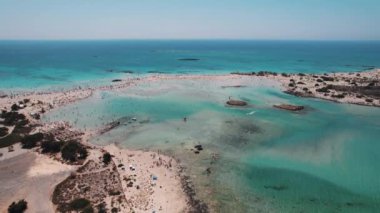 Elafonisi, çimento adası, Yunan: ünlü Girit lagünündeki pembe renkli kumlu plaj, muhteşem hava görüntüsü. Yüksek kalite 4k görüntü