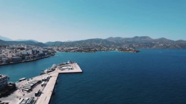 Yunanistan 'ın Girit kentindeki Agios Nikolaos sahil beldesi. Voulismeni Gölü 'nün mavi sakin suyu, hava aracı atışı. Yüksek kalite 4k görüntü