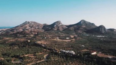 Manzaralı Kouroupa Dağı. Yabani otlar. Yunan mutlu tatiller. Akdeniz doğasının güzel manzarası. Yüksek kalite 4k görüntü