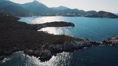 Yunanistan 'ın Girit kentindeki Spinalonga adasında İHA ile Mirabello Körfezi manzarası. Manzaralı drone atışı. Yüksek kalite 4k görüntü