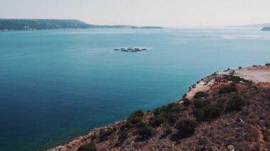 Yunan sularındaki balık çiftliklerinin yukarıdan aşağıya bakan insansız hava aracı görüntüleri. Yüksek kalite 4k görüntü
