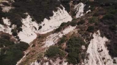 Yunanistan 'ın Komolithi kentindeki gri kil ve yağmurlardan oluşan rüzgar ve yağmurlarla aşınmış tuhaf görünümlü konik tepelerin tepeden aşağı bakışı. Yüksek kalite 4k görüntü
