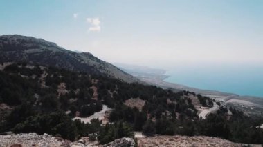 Yunanistan 'ın Girit kentindeki Imbros Vadisi yakınlarındaki Serpentine Dağı' nın havadan güneşli manzarası. Yüksek kalite 4k görüntü