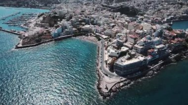 Yunanistan 'ın Girit adasındaki Agios Nikolaos' un yavaş çekim görüntüsü. İHA limanda daireler çiziyor. Yüksek kalite 4k görüntü