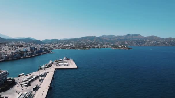 希腊克里特岛Agios Nikolaos海滨度假城 蓝色平静的水的Voulismeni湖 空中无人驾驶飞机射击 高质量的4K镜头 — 图库视频影像