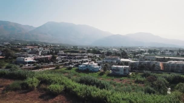 在希腊克里特岛Chania地区的一个度假村和前市政当局 格鲁吉亚人遭到的风景无人驾驶飞机射击 高质量的4K镜头 — 图库视频影像