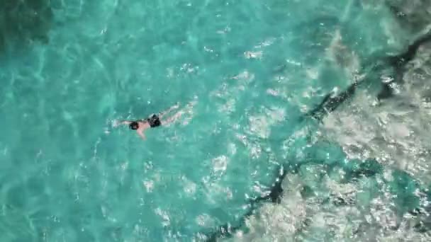 Plano Aéreo Una Persona Nadando Hermosas Aguas Turquesas Poco Profundas — Vídeos de Stock