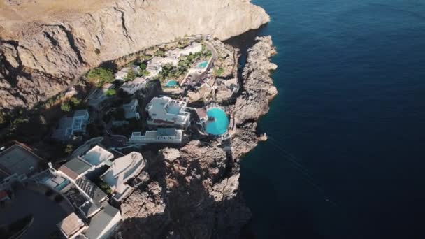 관광객은 Kalypso Karavos 해변의 크리스탈 깨끗한 물에서 휴식과 이곳은 피요르드라고 — 비디오