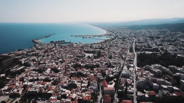 希腊Agios Nikolaos Crete街道 建筑物和Voulismeni湖的空中俯瞰 高质量的4K镜头 — 图库视频影像