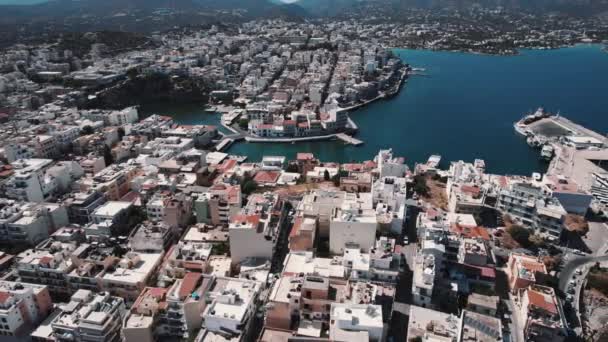 希腊克里特岛Agios Nikolaos美丽而壮观的海滨城市 白色的小建筑 鸟瞰全景 高质量的4K镜头 — 图库视频影像