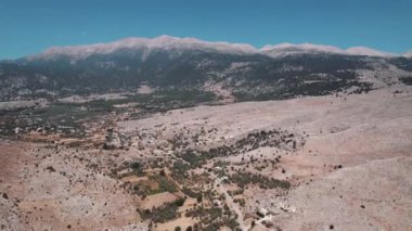 Lefka Ori Beyaz Dağları insansız hava aracı panoraması, Batı Girit, Chania bölgesi. Yüksek kalite 4k görüntü