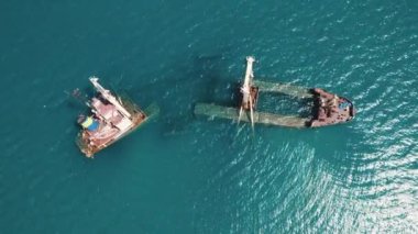 Yıkılmış kargo gemisi Manassa Rose, insansız hava aracı manzaralı, Yunanistan. Yüksek kalite 4k görüntü