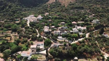 Yunanistan 'ın Girit kentindeki Topolia köyü insansız hava aracı manzaralı. Yüksek kalite 4k görüntü