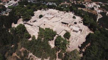 Knossos Sarayı harabeleri, Heraklion, Yunanistan 'dan insansız hava aracı manzarası. Yüksek kalite 4k görüntü