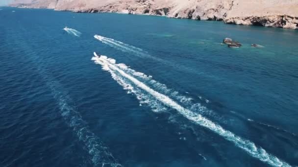 克里特岛斯法基亚港的汽艇在蓝色海水中超速行驶 高质量的4K镜头 — 图库视频影像