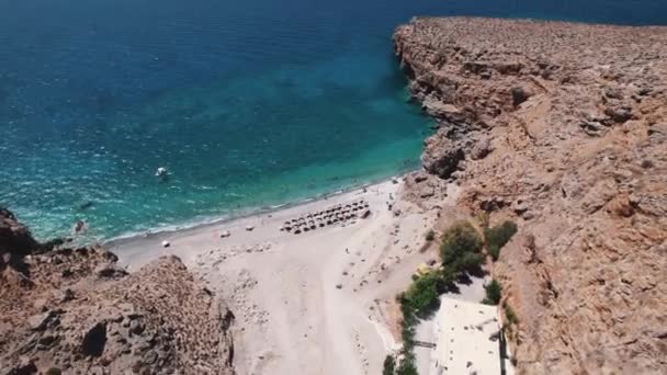 菲尼卡斯海滩度假村的绿松石蓝色的大海在Loutro村 无人观摩 高质量的4K镜头 — 图库视频影像