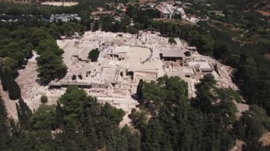 Eski Girit Minos Knossos Sarayı, dini ve idari merkez olarak hizmet vermiştir. Yunanistan 'daki yüksek ağaçlarla çevrili taş sarayın havadan görünüşü. Yüksek kalite 4k görüntü