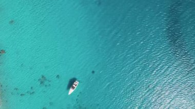 Yunanistan 'da tatil boş zamanı. Havadan bakıldığında sakin bir Girit Denizi. Yaz tatilinde tekne gezisi. Yüksek kalite 4k görüntü