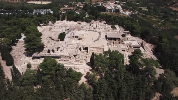 중심지로 크네소스의 오래된 크레타 미노안 나무로 둘러싸인 그리스의 궁전의 고품질 — 비디오
