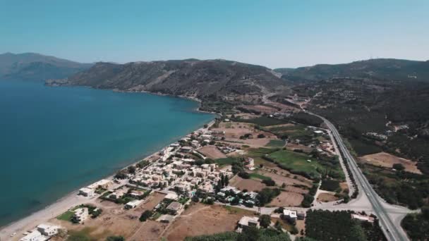 コルポス キサムーのスローモーション エアリアルビュー 海沿いの小さなギリシャの町 海のコンセプトの隣に住んでいる 夏休みについて 高品質の4K映像 — ストック動画