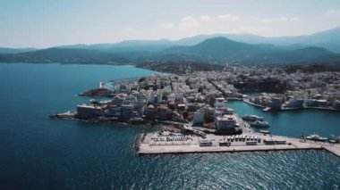Güzel güneşli bir günde sahil kenti Agios Nikolaos. Denize yakın yoğun binaları olan bir Yunan kenti. Yüksek kalite 4k görüntü