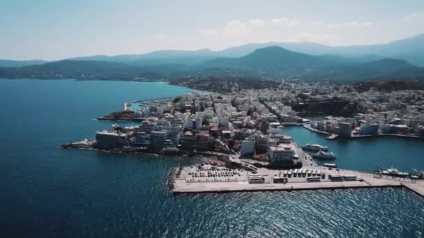 在一个美丽的阳光灿烂的日子里 沿海城市阿吉奥斯 尼古拉奥斯 希腊城市 靠近大海 建筑物密集 高质量的4K镜头 — 图库视频影像