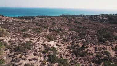 Girit 'teki Elafonisi yakınlarındaki vahşi kumulların havadan görüntüsü. İnsanlar tarafından dokunulmamış güzel doğal Yunan manzarası. Yüksek kalite 4k görüntü