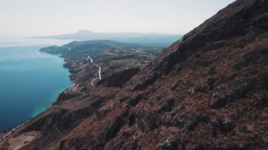 Yunanistan 'ın kayalık dağlık kıyı şeridi kuş bakışı perspektiften yavaş çekimde görülüyor. Yunan kıyı şeridinde deniz sisi. Yüksek kalite 4k görüntü