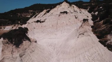 Girit 'teki ünlü manzaralar. Kum tepeleri ya da Komolithi havadan izleniyor. İnsansız hava aracı, Yunan manzaralarını kuş bakışı perspektiften çekerdi. Yüksek kalite 4k görüntü