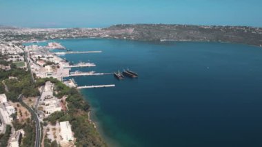 Girit Souda Körfezi, güzel güneşli bir günde havadan bakıldığında Ormos Soudas 'ın başında yer alır. Tekneler ve gemiler. Yüksek kalite 4k görüntü