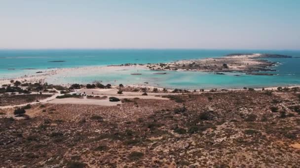 鸟瞰Elafonisi海滩的景色充满了享受希腊天气和清澈海水的游客 高质量的4K镜头 — 图库视频影像