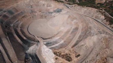 Madencilik ocağındaki endüstriyel terasların insansız hava aracı görüntüsü. Kuşların gözünden görülen Yunan taş ocağı. Yüksek kalite 4k görüntü