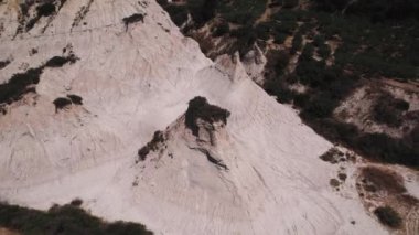Komolithi - Girit 'in tuhaf ve ilginç manzaraları hava perspektifinden görülüyor. Yumuşak kil içeren küçük tepeler. Yüksek kalite 4k görüntü