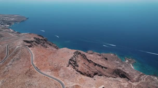 サファイア サウス クレタ近くの危険なカービー山道のドローンビュー 陸と海の概念について ギリシャの様々な風景 高品質の4K映像 — ストック動画