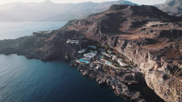 Δημοφιλείς Τουριστικοί Προορισμοί Στην Ελλάδα Αεροφωτογραφία Των Βράχων Και Ορεινό — Αρχείο Βίντεο