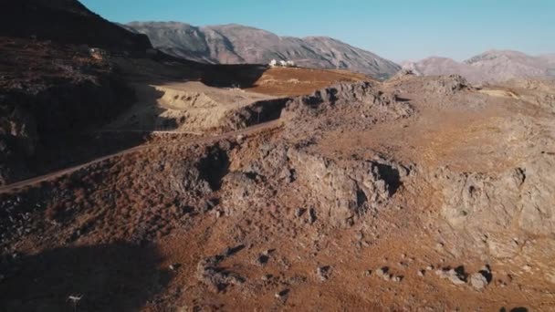 Drone Widok Lotu Ptaka Skalistych Gór Niebezpiecznej Drogi Notio Kritiko — Wideo stockowe