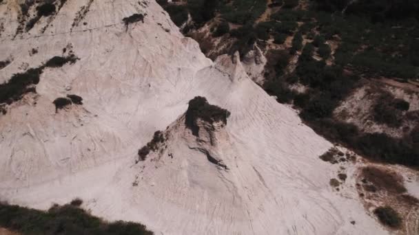 Komolithi 관점에서 크레타의 기괴하고 흥미로운 부드러운 점토로 구성된 언덕을 고품질 — 비디오