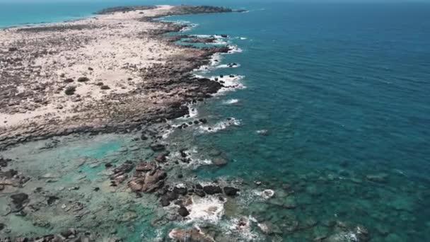 希腊及其海滩 Elafonisi海滩浅水晶莹 从空中看到的石头和岩石海岸 高质量的4K镜头 — 图库视频影像