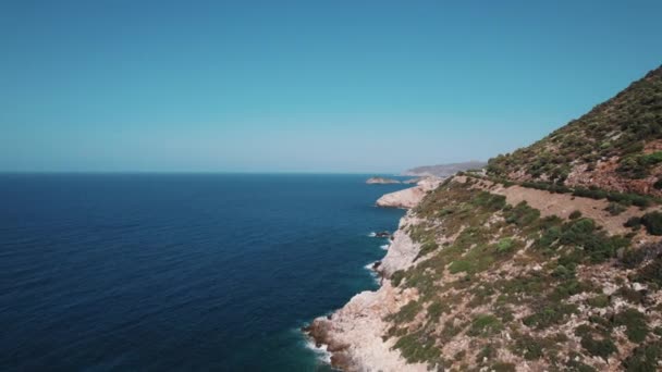 Drone Filmando Costa Grega Mar Costa Montanha Rochosa Notio Kritiko — Vídeo de Stock