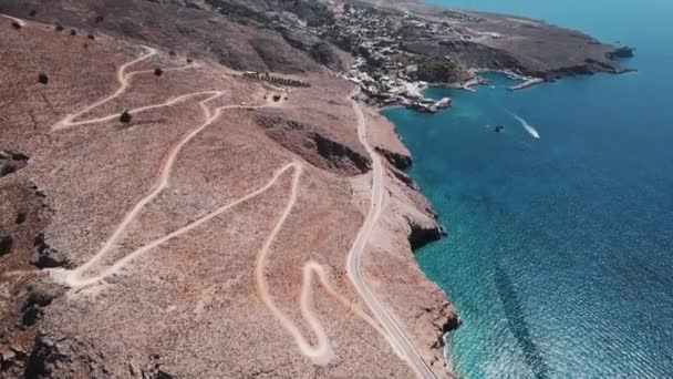 克里特岛的南部弯弯曲曲的山路通向一个多石的海岸线和一个希腊小城 高质量的4K镜头 — 图库视频影像