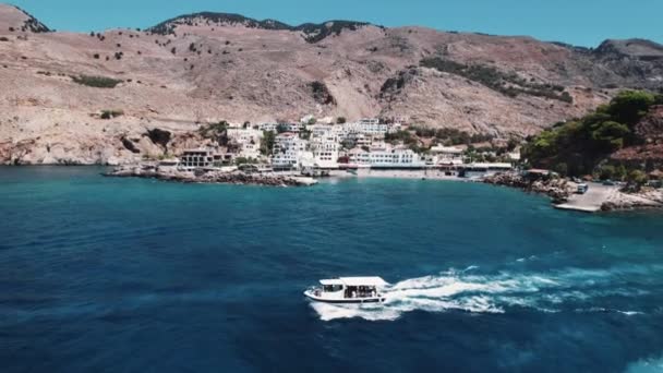 自然のギリシャ風景と観光ビルアップ村の組み合わせ ルートルーのフィニカビーチは 空からの眺めです 観光コンセプト 高品質の4K映像 — ストック動画