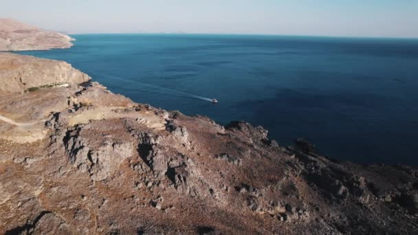 在希腊的暑假期间呆着 普拉斯基阿斯海滩附近的Notio Kritiko Pelagos 原始的岩石海岸线和平静的大海与船 高质量的4K镜头 — 图库视频影像